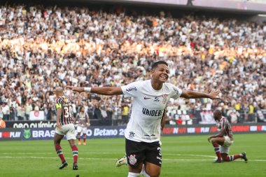 SAO PAULO (SP), 04 / 28 / 2024 Corinthians oyuncusu Wesley, Neo Quimica Arena 'da düzenlenen Brezilya Şampiyonası' nın dördüncü turu için geçerli olan Corinthians ve Fluminense arasında oynanan karşılaşmada amacını kutluyor.