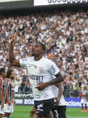 SAO PAULO (SP), 04 / 28 / 2024 Corinthians oyuncusu Caca, Neo Quimica Arena 'da düzenlenen Brezilya Şampiyonası' nın dördüncü turu için geçerli olan Corinthians ve Fluminense arasında oynanan karşılaşmada amacını kutluyor.