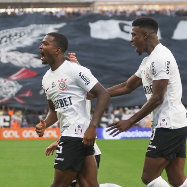 SAO PAULO (SP), 04 / 28 / 2024 Corinthians oyuncusu Caca, Neo Quimica Arena 'da düzenlenen Brezilya Şampiyonası' nın dördüncü turu için geçerli olan Corinthians ve Fluminense arasında oynanan karşılaşmada amacını kutluyor.