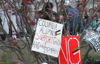 Kolombiya Üniversitesi Kampüsü 'nde İsrail karşıtı protesto ve kampa son teslim tarihi verildi. 29 Nisan 2024, New York, ABD: Çok sayıda Kolombiya Üniversitesi öğrencisi, özgür Filistin ve Siyonist işgalden kurtulmak istiyor.