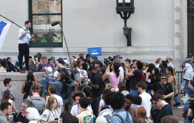 Kolombiya Üniversitesi Kampüsü 'nde İsrail karşıtı protesto ve kampa son teslim tarihi verildi. 29 Nisan 2024, New York, ABD: Çok sayıda Kolombiya Üniversitesi öğrencisi, özgür Filistin ve Siyonist işgalden kurtulmak istiyor.