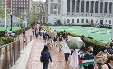 Kolombiya Üniversitesi Kampüsü 'nde İsrail karşıtı protesto ve kampa son teslim tarihi verildi. 29 Nisan 2024, New York, ABD: Çok sayıda Kolombiya Üniversitesi öğrencisi, özgür Filistin ve Siyonist işgalden kurtulmak istiyor.