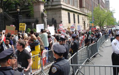 Kolombiya Üniversitesi Kampüsü 'nde İsrail karşıtı protesto ve kampa son teslim tarihi verildi. 29 Nisan 2024, New York, ABD: Çok sayıda Kolombiya Üniversitesi öğrencisi, özgür Filistin ve Siyonist işgalden kurtulmak istiyor.