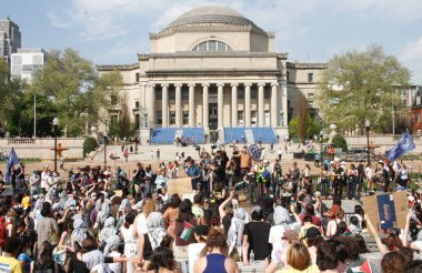 Kolombiya Üniversitesi Kampüsü 'nde İsrail karşıtı protesto ve kampa son teslim tarihi verildi. 29 Nisan 2024, New York, ABD: Çok sayıda Kolombiya Üniversitesi öğrencisi, özgür Filistin ve Siyonist işgalden kurtulmak istiyor.