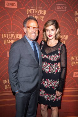 30 Nisan 2024: New York, ABD - (L-R) Mark Johnson ve Lezlie Johnson, AMC Networks Anne Rice 'ın The McKittrick Hotel' deki The Vampire Season 2.. 