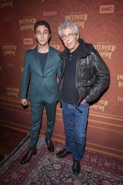 30 Nisan 2024: New York, ABD - (L-R) Luke Brandon Field ve Eric Bogosian, Anne Rice 'ın The McKittrick Hotel' deki The Vampire 2.. 