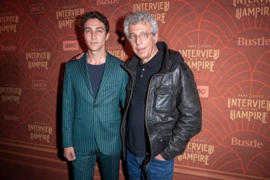 30 Nisan 2024: New York, ABD - (L-R) Luke Brandon Field ve Eric Bogosian, Anne Rice 'ın The McKittrick Hotel' deki The Vampire 2.. 