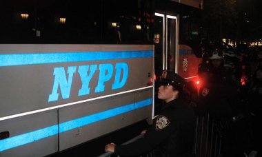 NYPD Kolombiya Üniversitesi Kampüsü 'ne girdi ve hem içerideki hem de üniversitenin dışındaki İsrail karşıtı protestocuları bastırdı. 30 Nisan 2024, New York, ABD NYPD kampüsü sökmek için Columbia Üniversitesi kampüsüne girdi. 