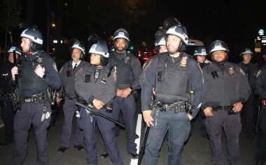 NYPD Kolombiya Üniversitesi Kampüsü 'ne girdi ve hem içerideki hem de üniversitenin dışındaki İsrail karşıtı protestocuları bastırdı. 30 Nisan 2024, New York, ABD NYPD kampüsü sökmek için Columbia Üniversitesi kampüsüne girdi. 