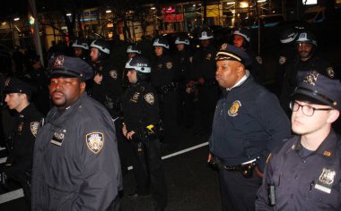 NYPD Kolombiya Üniversitesi Kampüsü 'ne girdi ve hem içerideki hem de üniversitenin dışındaki İsrail karşıtı protestocuları bastırdı. 30 Nisan 2024, New York, ABD NYPD kampüsü sökmek için Columbia Üniversitesi kampüsüne girdi. 