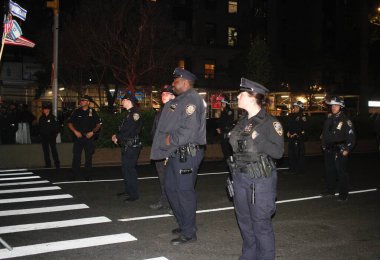 NYPD Kolombiya Üniversitesi Kampüsü 'ne girdi ve hem içerideki hem de üniversitenin dışındaki İsrail karşıtı protestocuları bastırdı. 30 Nisan 2024, New York, ABD NYPD kampüsü sökmek için Columbia Üniversitesi kampüsüne girdi. 