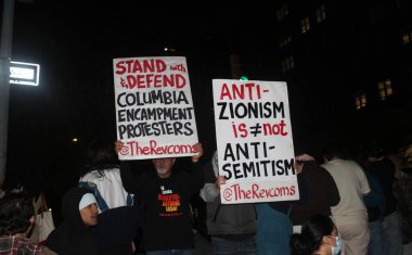 NYPD Kolombiya Üniversitesi Kampüsü 'ne girdi ve hem içerideki hem de üniversitenin dışındaki İsrail karşıtı protestocuları bastırdı. 30 Nisan 2024, New York, ABD NYPD kampüsü sökmek için Columbia Üniversitesi kampüsüne girdi. 