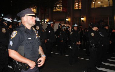 NYPD Kolombiya Üniversitesi Kampüsü 'ne girdi ve hem içerideki hem de üniversitenin dışındaki İsrail karşıtı protestocuları bastırdı. 30 Nisan 2024, New York, ABD NYPD kampüsü sökmek için Columbia Üniversitesi kampüsüne girdi. 