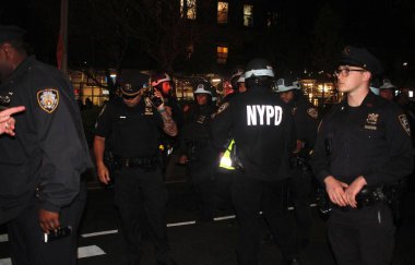 NYPD Kolombiya Üniversitesi Kampüsü 'ne girdi ve hem içerideki hem de üniversitenin dışındaki İsrail karşıtı protestocuları bastırdı. 30 Nisan 2024, New York, ABD NYPD kampüsü sökmek için Columbia Üniversitesi kampüsüne girdi. 