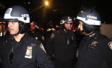 NYPD Kolombiya Üniversitesi Kampüsü 'ne girdi ve hem içerideki hem de üniversitenin dışındaki İsrail karşıtı protestocuları bastırdı. 30 Nisan 2024, New York, ABD NYPD kampüsü sökmek için Columbia Üniversitesi kampüsüne girdi. 