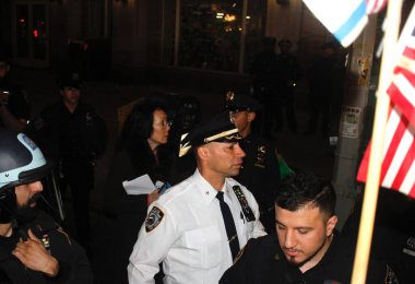 NYPD Kolombiya Üniversitesi Kampüsü 'ne girdi ve hem içerideki hem de üniversitenin dışındaki İsrail karşıtı protestocuları bastırdı. 30 Nisan 2024, New York, ABD NYPD kampüsü sökmek için Columbia Üniversitesi kampüsüne girdi. 