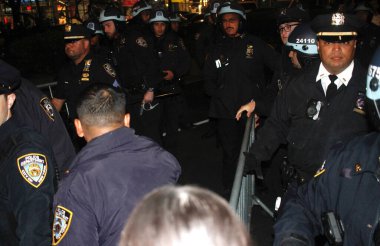 NYPD Kolombiya Üniversitesi Kampüsü 'ne girdi ve hem içerideki hem de üniversitenin dışındaki İsrail karşıtı protestocuları bastırdı. 30 Nisan 2024, New York, ABD NYPD kampüsü sökmek için Columbia Üniversitesi kampüsüne girdi. 