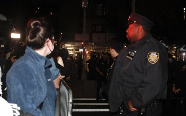 NYPD Kolombiya Üniversitesi Kampüsü 'ne girdi ve hem içerideki hem de üniversitenin dışındaki İsrail karşıtı protestocuları bastırdı. 30 Nisan 2024, New York, ABD NYPD kampüsü sökmek için Columbia Üniversitesi kampüsüne girdi. 