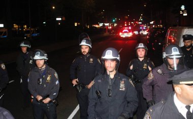NYPD Kolombiya Üniversitesi Kampüsü 'ne girdi ve hem içerideki hem de üniversitenin dışındaki İsrail karşıtı protestocuları bastırdı. 30 Nisan 2024, New York, ABD NYPD kampüsü sökmek için Columbia Üniversitesi kampüsüne girdi. 
