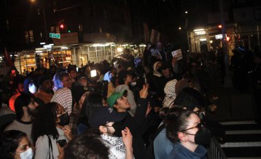 NYPD Kolombiya Üniversitesi Kampüsü 'ne girdi ve hem içerideki hem de üniversitenin dışındaki İsrail karşıtı protestocuları bastırdı. 30 Nisan 2024, New York, ABD NYPD kampüsü sökmek için Columbia Üniversitesi kampüsüne girdi. 