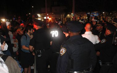 NYPD Kolombiya Üniversitesi Kampüsü 'ne girdi ve hem içerideki hem de üniversitenin dışındaki İsrail karşıtı protestocuları bastırdı. 30 Nisan 2024, New York, ABD NYPD kampüsü sökmek için Columbia Üniversitesi kampüsüne girdi. 