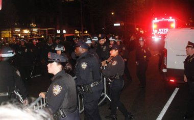 NYPD Kolombiya Üniversitesi Kampüsü 'ne girdi ve hem içerideki hem de üniversitenin dışındaki İsrail karşıtı protestocuları bastırdı. 30 Nisan 2024, New York, ABD NYPD kampüsü sökmek için Columbia Üniversitesi kampüsüne girdi. 