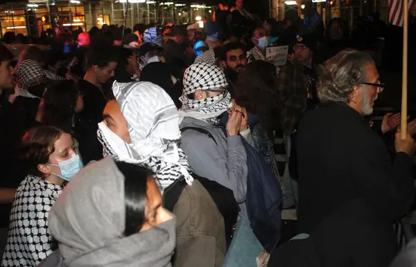 Nypd Trådte Columbia University Campus Klemte Ned Israelske Demonstranter Inde - Stock-foto