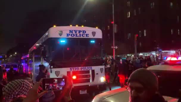 Policja Wkroczyła Kampusu Uniwersytetu Columbia Powstrzymała Protestujących Antyizraelskich Wewnątrz Poza — Wideo stockowe