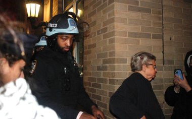 NYPD Kolombiya Üniversitesi Kampüsü 'ne girdi ve hem içerideki hem de üniversitenin dışındaki İsrail karşıtı protestocuları bastırdı. 30 Nisan 2024, New York, ABD NYPD kampüsü sökmek için Columbia Üniversitesi kampüsüne girdi. 