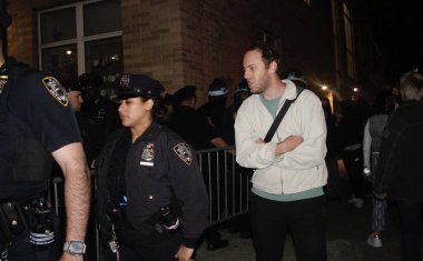 NYPD Kolombiya Üniversitesi Kampüsü 'ne girdi ve hem içerideki hem de üniversitenin dışındaki İsrail karşıtı protestocuları bastırdı. 30 Nisan 2024, New York, ABD NYPD kampüsü sökmek için Columbia Üniversitesi kampüsüne girdi. 