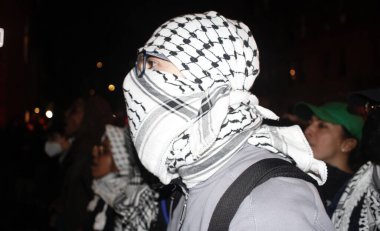 NYPD Kolombiya Üniversitesi Kampüsü 'ne girdi ve hem içerideki hem de üniversitenin dışındaki İsrail karşıtı protestocuları bastırdı. 30 Nisan 2024, New York, ABD NYPD kampüsü sökmek için Columbia Üniversitesi kampüsüne girdi. 
