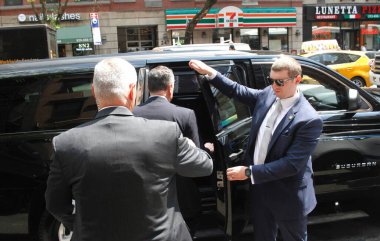 DOUGLAS EMHOFF 'un Warshaw Hırdavat Küçük İş Ziyareti. 1 Mayıs 2024, New York, ABD: ABD 'li İkinci Centilmen, DOUGLAS EMHOFF, Ulusal Küçük İşletmeler Haftası kapsamında New York' taki Warshaw Donanım Küçük İşletmelerini ziyaret etti 