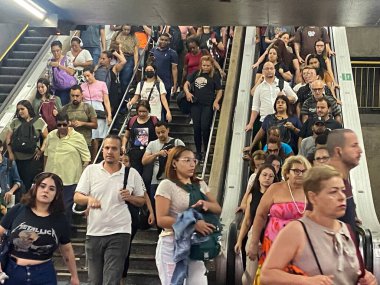 SAO PAULO (SP), Brezilya 04 / 30 / 2024 - Sao Paulo Metro 'nun 3-kırmızı hattındaki Bras istasyonunda yolcu taşımacılığı, bu Salı (30)).