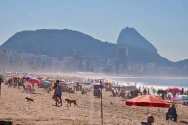 Rio de Janeiro (RJ), 05 / 01 / 2024 - 1 Mayıs Pazar günü Copacabana Plajı 'ndaki İnsanlar. Rio de Janeiro şehrinde İşçi Bayramı.