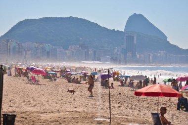 Rio de Janeiro (RJ), 05 / 01 / 2024 - 1 Mayıs Pazar günü Copacabana Plajı 'ndaki İnsanlar. Rio de Janeiro şehrinde İşçi Bayramı.