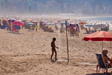 Rio de Janeiro (RJ), 05 / 01 / 2024 - 1 Mayıs Pazar günü Copacabana Plajı 'ndaki İnsanlar. Rio de Janeiro şehrinde İşçi Bayramı.