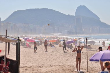 Rio de Janeiro (RJ), 05 / 01 / 2024 - 1 Mayıs Pazar günü Copacabana Plajı 'ndaki İnsanlar. Rio de Janeiro şehrinde İşçi Bayramı.