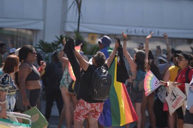 Rio de Janeiro (RJ), 05 / 01 / 2024 - Sanatçının kaldığı otelin dışında görülen Madonna hayranları, 1. Pazar günü Rio de Janeiro 'da. Şarkıcı Copacabana Palace Hotel 'deydi..