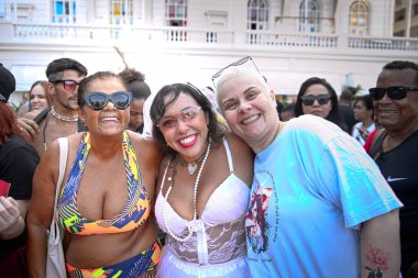 Rio de Janeiro (RJ), 05 / 01 / 2024 - Sanatçının kaldığı otelin dışında görülen Madonna hayranları, 1. Pazar günü Rio de Janeiro 'da. Şarkıcı Copacabana Palace Hotel 'deydi..