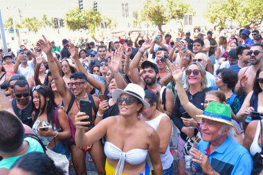 Rio de Janeiro (RJ), 05 / 01 / 2024 - Sanatçının kaldığı otelin dışında görülen Madonna hayranları, 1. Pazar günü Rio de Janeiro 'da. Şarkıcı Copacabana Palace Hotel 'deydi..