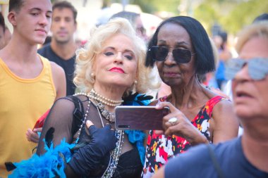 Rio de Janeiro (RJ), 05 / 01 / 2024 - Sanatçının kaldığı otelin dışında görülen Madonna hayranları, 1. Pazar günü Rio de Janeiro 'da. Şarkıcı Copacabana Palace Hotel 'deydi..