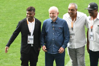 Sao Paulo (SP), 01 / 05 / 2024 - Brezilya Cumhuriyeti Başkanı Luiz Inacio Lula da Silva (PT), yardımcısı Geraldo Alckmin (PSB) ile birlikte Neo Quimica Arena 'nın çimlerini ziyaret etti. 