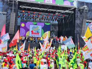 Sao Paulo (SP), 05 / 01 / 2024 - Sendika liderleri, Neo Quimica Arena 'nın batı otoparkında düzenlenen bir etkinlikte Brezilya Cumhurbaşkanı Luiz Inacio Lula da Silva' nın (PT) konuşmasından önce halka seslendiler.