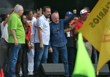 Sao Paulo (SP), 05 / 01 / 2024 - Brezilya Cumhuriyeti Başkanı Luiz Inacio Lula da Silva (PT), federal milletvekili Guilherme Boulos (PSOL-SP) ve sendika liderleri, batı otoparkında kurulan sahneye çıktılar.