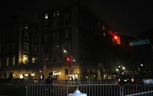 纽约警方进入哥伦比亚大学校园 在学院内外镇压反以色列抗议者 2024年4月30日 美国纽约 纽约警方进入哥伦比亚大学校园拆除营地 — 图库照片