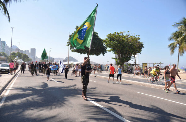 Рио-де-Жанейро (RJ), 05 / 01 / 2024 - День свободы и трудящихся в Копакабане, Рио-де-Жанейро, воскресенье (1). Протестующие Болсонаро празднуют День труда и требуют свободы слова. 
