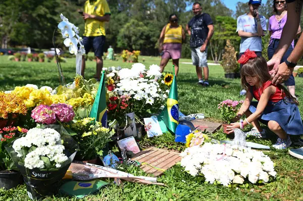 stock image Sao Paulo (SP), 05/01/2024 - Fans pay tribute in front of the tomb where Formula 1 driver Ayrton Senna da Silva is buried, in the Morumbi cemetery, in the south of city of Sao Paulo.