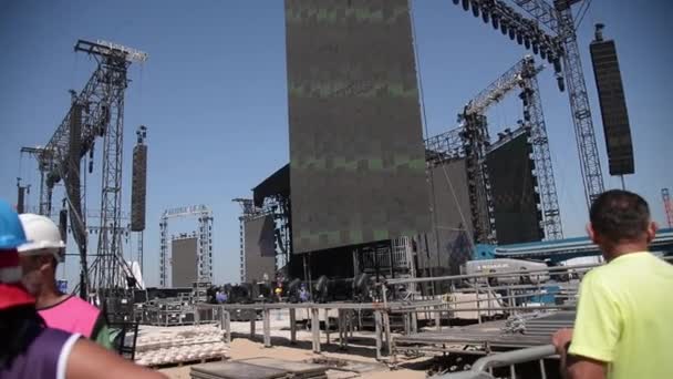 リオデジャネイロ ブラジル 2024 コパカバーナ でのマドンナのショーのためのステージ構造のアセンブリ リオでのマドンナのショーの建設の周りの2メートルの はファンの間で怒りを引き起こします — ストック動画