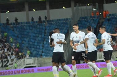 Natal (RN), 05 / 01 / 2024 Caca (solda), Korintliler 'den, Amerika de Natal ve Korintliler arasındaki maçta attığı gol sonrasında Paulinho' ya sarılıyor.