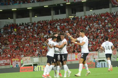 Natal (RN), 05 / 01 / 2024 Caca, Korintliler 'den (ortada), ilk maç için geçerli olan Amerika de Natal ve Korintliler maçında takımından oyuncularla birlikte golünü kutluyor. 